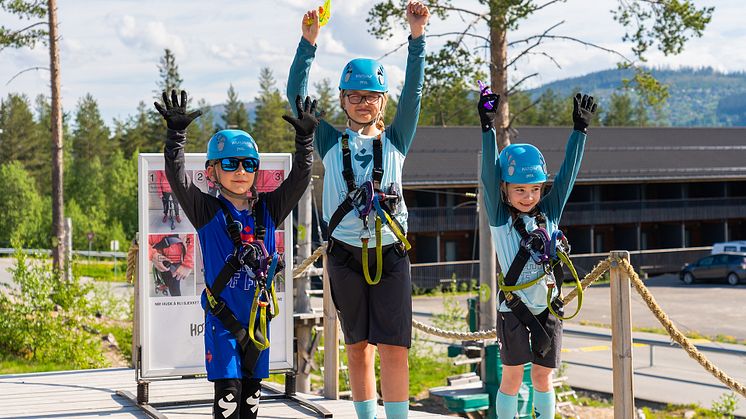 Andreas Markhus (8år), Ida Sunde Ødegaard (10 år) og Live Thorsen (7 år) var Chiefs of fun i Trysil i sommer. Foto: Jonas Sjögren