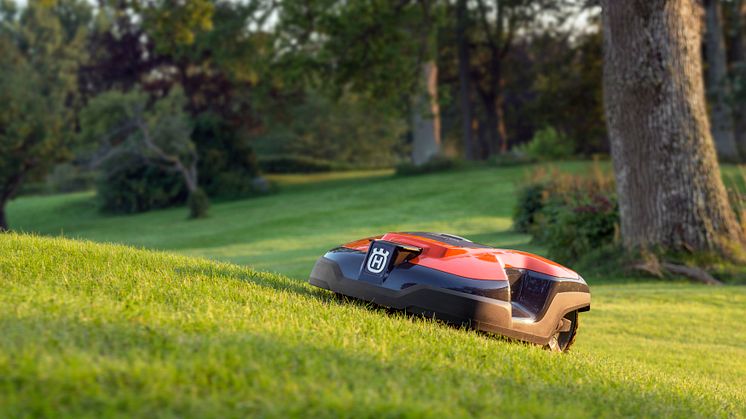 Husqvarna Automower® firar 20 år med två nya robotgräsklippare!