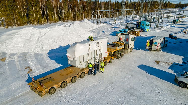 Luleå Energi Transformatorrna anländer på lastbil