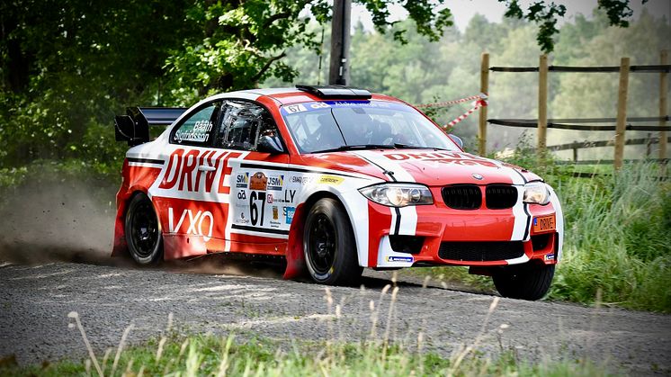 DRIVE VXO Motorsport kommer till start med tre bilar. Bland annat teamets nya spånnande BMW 1M Coupe 1,6t som kan beskådas på serviceplatesen.