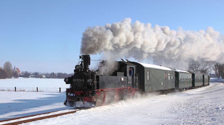 Der "Wilde Robert" lädt auch in diesem Jahr wieder zu Dampffahrten in winterlicher Atmosphäre ein - Foto: Archiv Döllnitzbahn/Sven Geist 