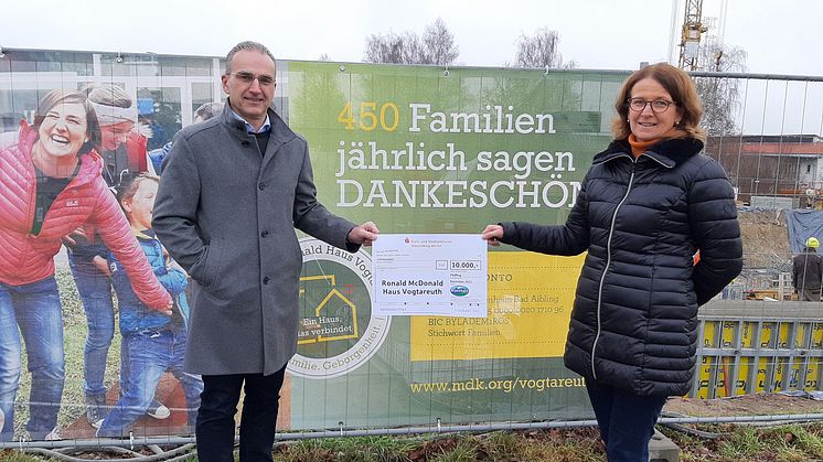Robert Winkelmann (Geschäftsführer Alpenhain Käsespezialitäten GmbH) und Barbara von Hagmann (Gesellschafterin) heißen mit ihrer Spende jährlich etwa 450 Familien willkommen.