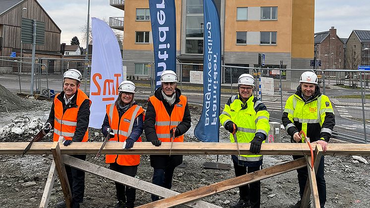 Ett rejält sågtag tas för 63 bostäder i kvarteret Omställningen. Från vänster: Terje Johansson, Framtiden, Karin Pleijel, kommunalråd med ansvar för miljö och klimat, Aslan Akbas, Framtiden, Dan Sandén, Framtiden Byggutveckling och Magnus Rudén, Tm2.