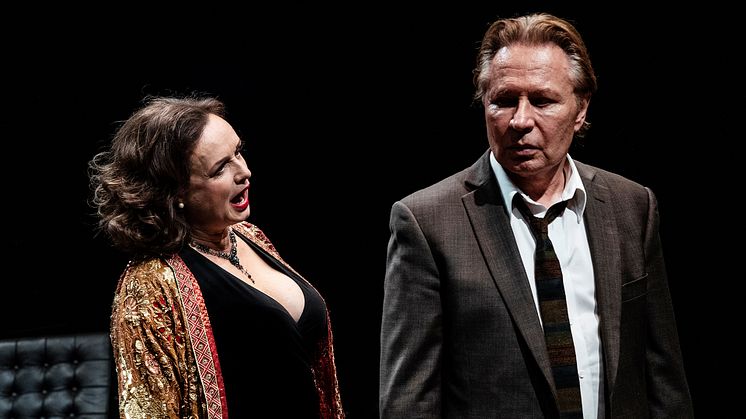 Maria Kulle och Reine Brynolfsson som det äkta paret Martha och Geroge i Edward Albees Vem är rädd för Virginia Woolf? Foto: Emmalisa Pauly