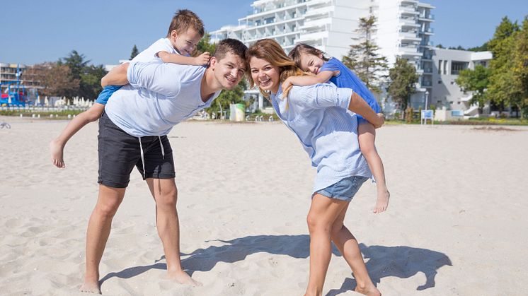 Familienspaß im feinsandigen Privatstrand direkt am neuen Maritim Hotel Paradise Blue Albena.