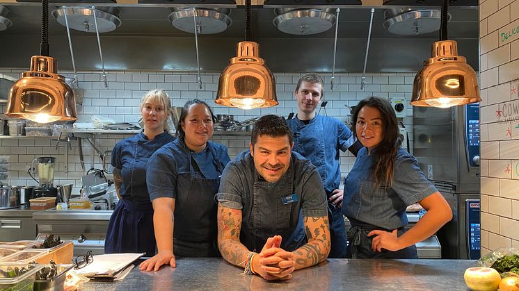 Head Chef Patricio Paganoni (i mitten) och hans team.