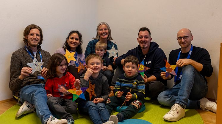 Bei der Abholung der Sterne: LEW-Vertreterinnen und Vertreter zusammen mit Kindern und Gruppenleiterin Sabine Franz (in der Mitte) von der Lebenshilfe Landsberg