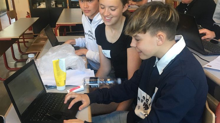 Skolebørn lærer kunstig intelligens at genkende papir fra plastik - det skal være tydeligt for fremtidens studerende, hvordan de kan studere it.