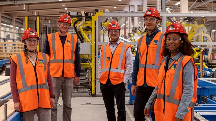 Sara Brantvall - BoKlok, professor Daniel Hall - ETH, Jerker Lessing - BoKlok, professor Alexander Hollberg - Chalmers, Firehiwot Kedir - ETH, under ett besök i Bokloks fabrik i Gullringen, Småland