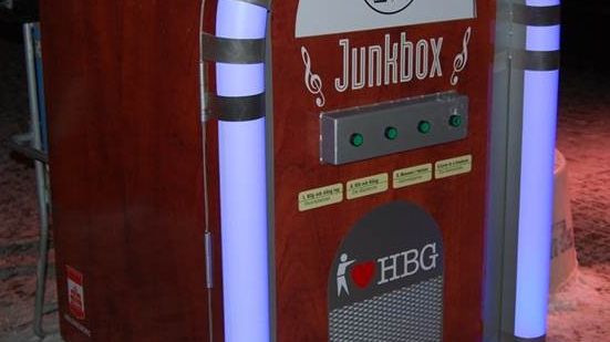 Julmusik i skräpkorgen på Stortorget
