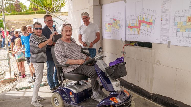 Trudi Garreis, Rainer Möller, Karin Garreis und Architekt Thomas Georg, RJ Planungsbüro (von links) warfen zusammen einen Blick auf die Baupläne des Neubaus. (Foto: Stefan Betzler)