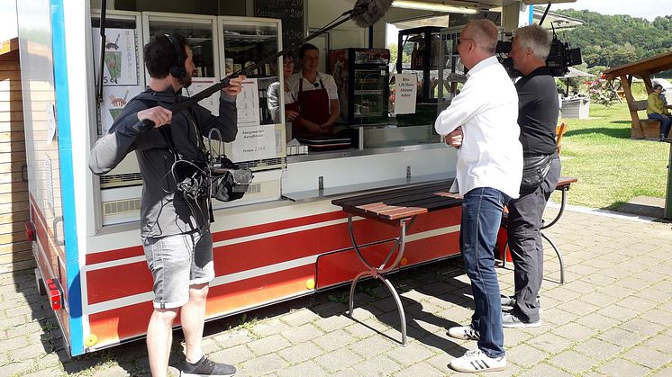 Dreharbeiten für die nordstory am Weser-Radweg an Ulrike's Kultimbiss in Reileifzen