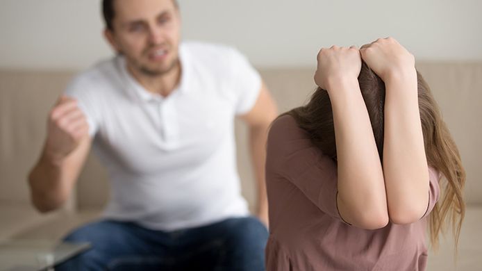 Vilket ansvar har socialtjänsten för stöd till kvinnor som utsätts för våld i relationer?