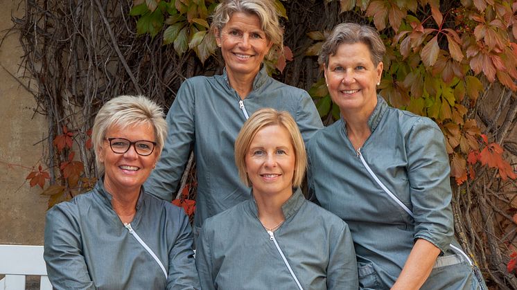 Tandsköterskorna Kristina, Gittan och Anna tillsammans med verksamhetschefen och tandläkaren Anna Strömblad (stående).