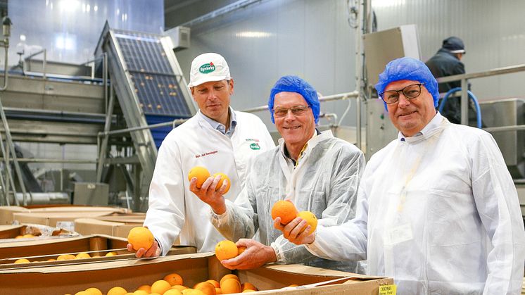 Fra venstre: Direktør i Rynkeby Foods, Mark Hemmingsen, folketingsmedlem for Venstre, Erling Bonnesen & direktør i MLDK Mærkevareleverandørerne, Niels Jensen, på besøg i Rynkebys produktion. Alle fotos: Lisa Larsen
