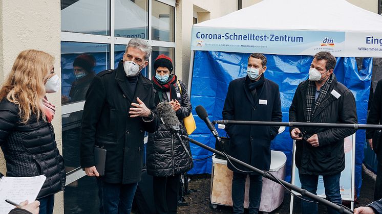 (v.l.n.r.) Dr. Lisa Federle, Pandemiebeauftragte Tübingen, Boris Palmer, Oberbürgermeister, Sabine Hagmann, Hauptgeschäftsführerin des HDE Baden-Württemberg, Christoph Werner, Vorsitzender der dm-Geschäftsführung, dm-Geschäftsführer Christian Harms