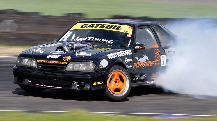 Team Pony Drifts tävlingsbil i Verktygsbodens monter på Bilsport Performance & Custom Motor Show 2014