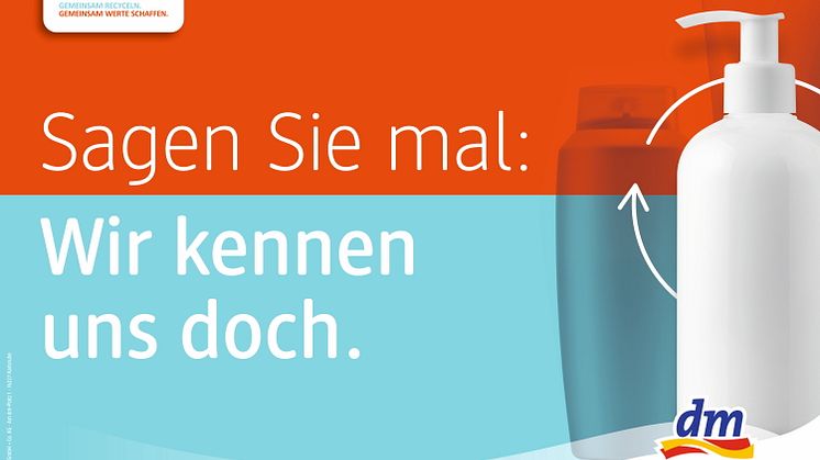 Seit 15. Juli online und ab 22. Juli auch in den dm-Märkten: Kundinnen und Kunden können sich über den Recyclingmaterial-Einsatz in Verpackungen aus dem Drogeriebereich und dessen wichtige Rolle in einer effizienten Kreislaufwirtschaft informieren