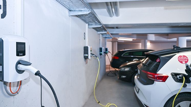 Bewohnerinnen und Bewohner einer Eigentumswohnanlage in Donauwörth nutzen die „LEW Ladelösung Tiefgarage“ für bequemes Aufladen ihrer Elektrofahrzeuge an persönlichen Wallboxen.