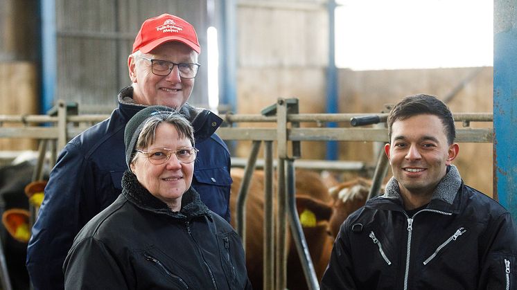 Generationsskifte är redan uppstartat med Johan (till höger), som tar över gården efter Carina och Torbjörn (till vänster). 