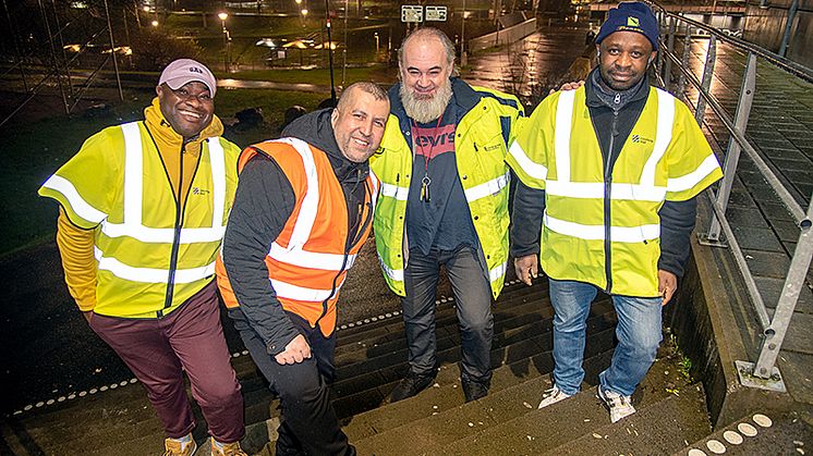 Kelvin Banye, Rais Abbas, Alismir Jugo och Anthony Omozuafo är några av trettiotalet föreningsvandrare som ger sig ut i kvällsmörkret på fredagskvällen.