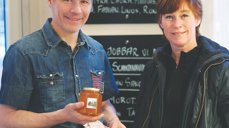 Chef Rune Kalf Hansen with beekeeper Maria Sundin.