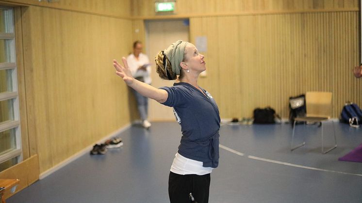 Josefin Wikström är utbildad inom traumanpassad yoga och här håller hon utbildning för verksamma inom rättspsykiatrin.