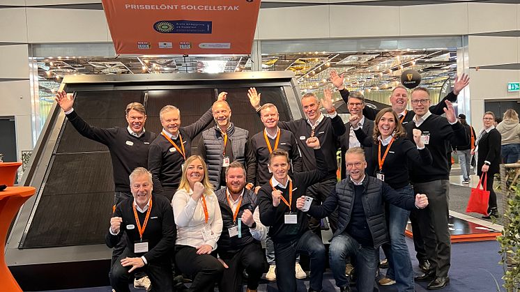 Raymond Smart Solar Roof hängandes i taket och ståendes bakom kollegor under Nordbygg 2024.