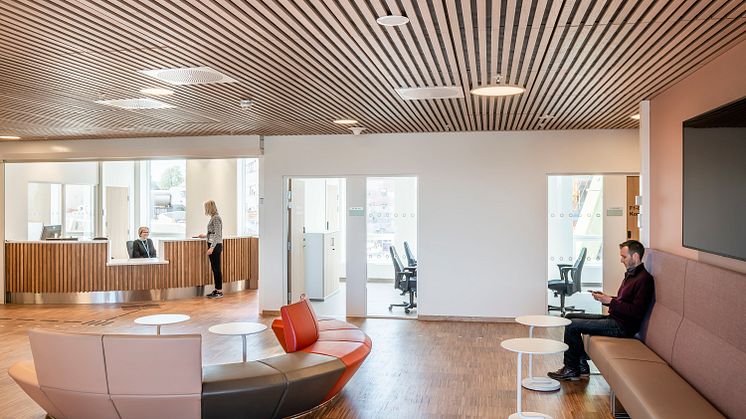 Resepsjonsområdet i det nye psykiatribygget ved Tønsberg sykehus. Foto: Hundven-Clements Photography