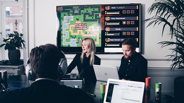 Bild från livesändningen av The Considition 2018. I Studion: Elsa Landberg, programledare och Fredrik Ek, expertkommentator och medgrundare och utvecklare av tävlingen. Foto: Consid AB.