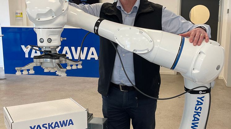 Niklas Richardsson med cobot HC30PL