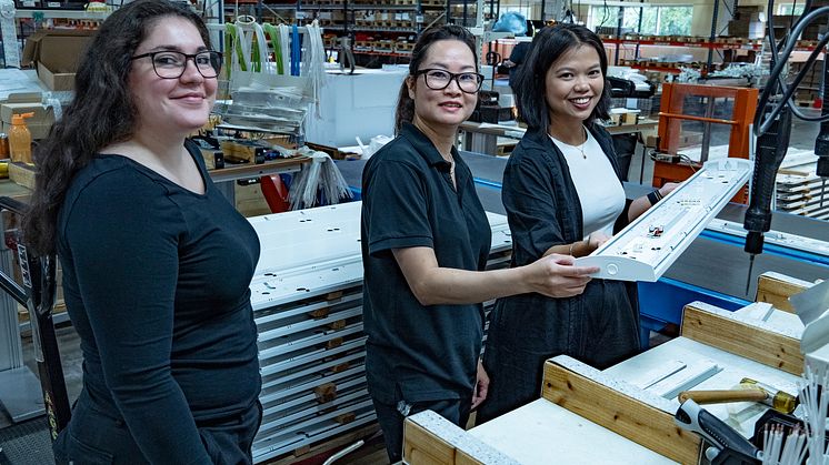 Under ledning av Pham Thuy, som i vanliga fall arbetar med produktionssupport i Värnamo, monterade Bianca och Denisse ett par av Exaktors mest vanliga armaturer – Tage och Naiad.