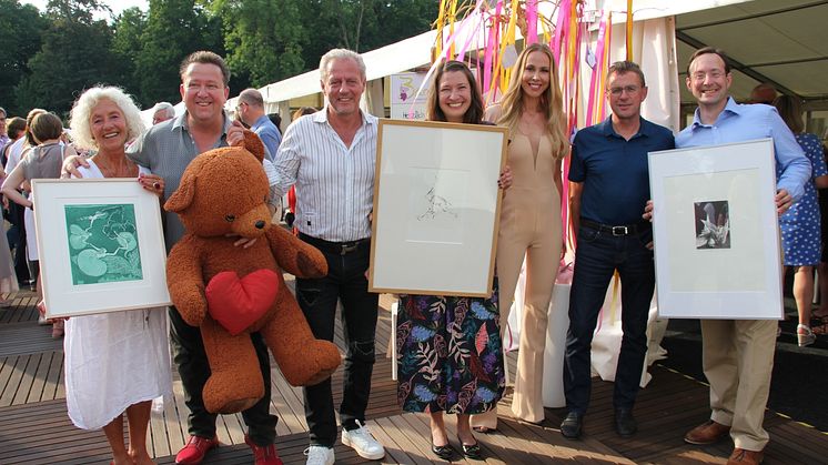 Schirmherrin Gabriele Tiefensee, Sebastian Krumbiegel, Bärenherzunterstützer Steffen Göpel, Geschäftsführerin des Fördervereins Ulrike Herkner, Moderatorin Sylvia Walker, RB-Sportdirektor Ralf Rangnick, Vorstandsvorsitzender Hubertus von Erffa