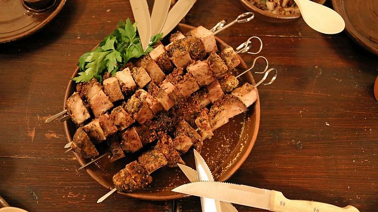 Würziger Kräuterschweinenacken am Spieß als Teil der Hauptspeise des Luther-Menüs im Gasthaus "Barthels Hof"