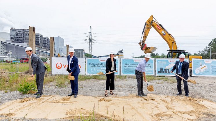 Symbolischer 1. Spatenstich: Veolia investiert in Boxberg / O.L. 10 Millionen Euro in eine Anlage, in der ab 2022 jährlich bis zu 50000 Tonnen Klärschlamm mit der Restwärme aus dem Kraftwerksbetrieb der LEAG getrocknet werden sollen.