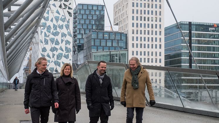 Partnere i AART, Torben Skovbjerg Larsen og Anders Strange, sammen partnere i SJ arkitekter, Svein Jacobsen og Anne Sudbø. I baggrunden kan man se Barcode, der er et af SJ arkitekters prestigefulde projekter på havnefronten i Oslo.