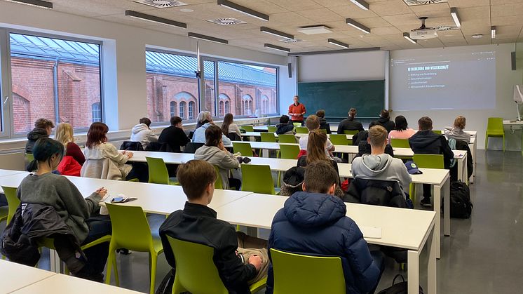 Rund 260 Schülerinnen und Schüler aus 24 Schulen in Berlin und Brandenburg besuchten am 24. Januar 2023 die vielfältigen Angebote beim 12. Fachtag Informatik auf dem Campus der TH Wildau. (Bild: Mareike / TH Wildau)