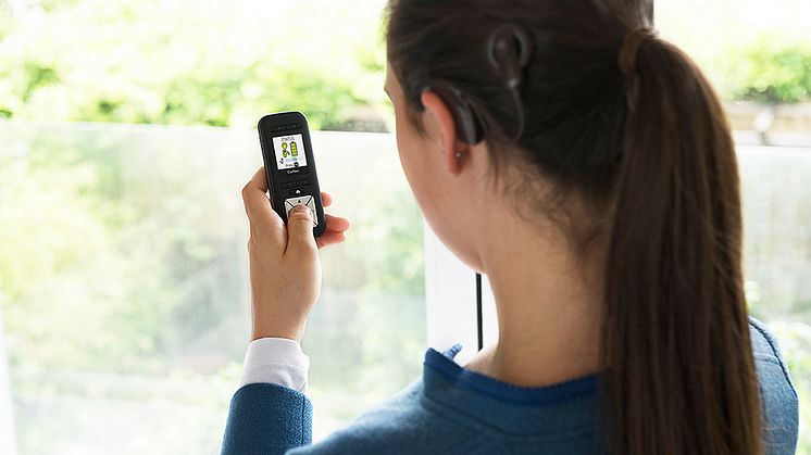 Cochlear_N6_Frau mit Fernbedienung