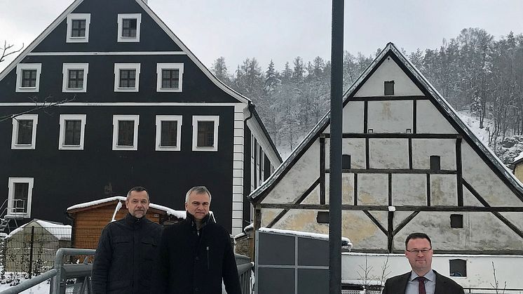 von links: Projektplaner Jürgen Hauer, Kommunalmanager Stephan Leibl und Bürgermeister Florian Junkes bei der Inbetriebnahme einer Solar-Straßenleuchte. Die Gemeinde Hohenburg hat vier Solar-Lampen mit integriertem Speicher aufgestellt.