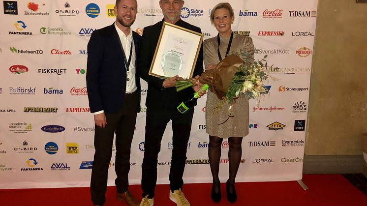 Vinnaren av Årets hållbarhetsinitiativ Markus Wahlgren tillsammans med prisutdelarna Pontus Björkdahl och Katarina Lundell 