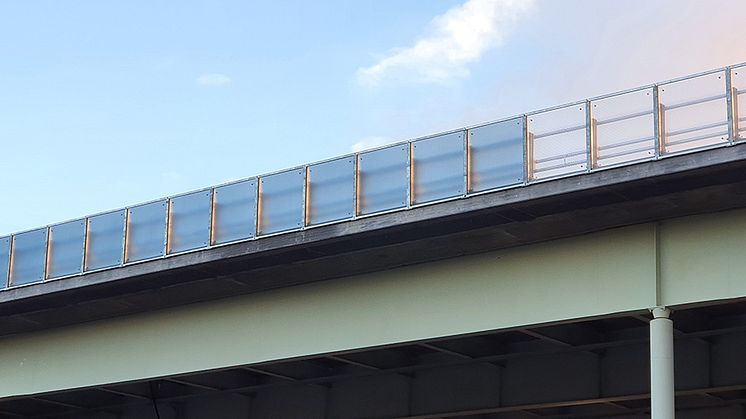 Nya bullerskydd av Plexiglas från gop på Nordreälvbron. 