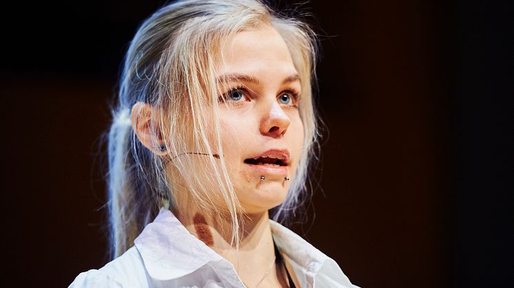 Anna Ögren, elev på Strömbackaskolan, höll tal om sin syn på skogens värden.