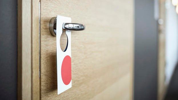 ​Halverade intäkter för hotell och logiverksamhet