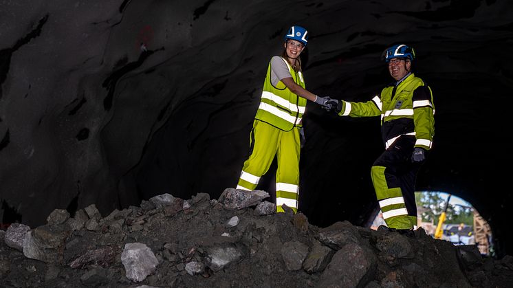 Byråd for miljø- og samferdsel Sirin Stav og Per Magne Mathisen, konserndirektør for infrastruktur og prosjekter i Sporveien, fikk æren av å utløse siste sprengsalve i Hellerudtunnelen på Østensjøbanen. Foto: Sporveien / Stian Olsson