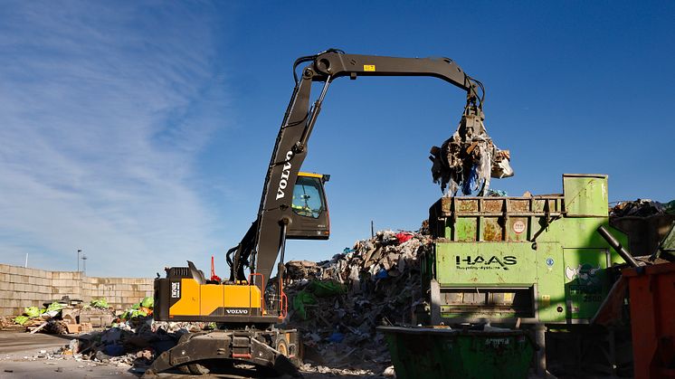 Volvo EW240E Material Handler hos Sortera