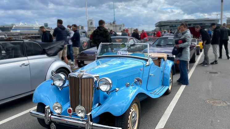 Veteranbiler møder fregatten Jylland
