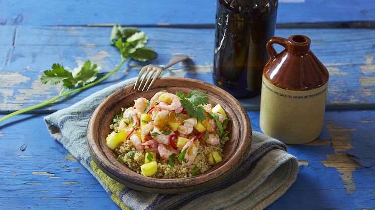 Welmoed Chenin Blanc fra Sør-Afrika passer perfekt til Spicy rekepoké med mangosalsa og quinoa. Bilde fra boken Poké! Fargerik gatemat fra Hawaii, skrevet av Oskar Hellin og Helle Øder Valebrokk. Foto: Synøve Dreyer