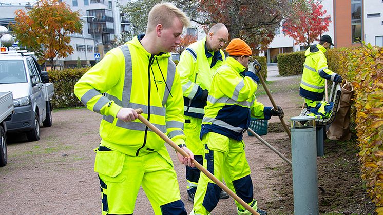Att rensa ogräs och städa upp parker och på lekplatser är en av tekniska gruppens uppgifter.