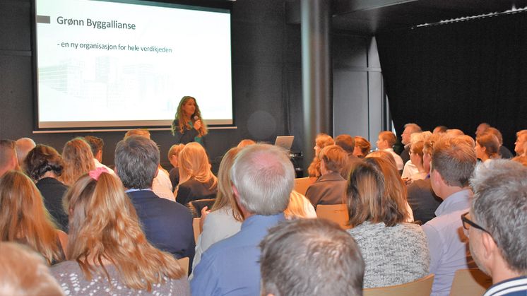 Over 120 medlemmer og andre interessenter tok turen til Greenhouse Oslo i Scheweigaardsgate 34 C på fredag den 24. august for å delta på Grønn Byggallianses Kick-off! Her ønsker styreleder Hege Schøyen Dillner alle velkommen. 