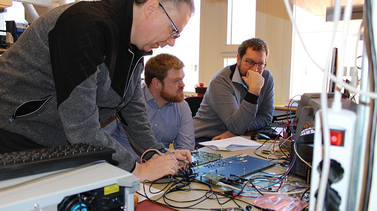Forskningsingenjörerna Walter Puccio, Dan Ohlsson och Martin Berglund med kretskort som byggs hos IRF i Uppsala till ett instrument på den kommande rymdexpeditionen Comet Interceptor. Foto: Niklas Edberg/IRF